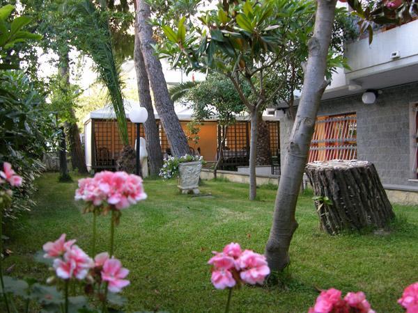 Hotel Bristol Pineto Exterior photo